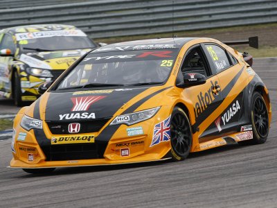 #25 Matt Neal (GBR). Halfords Yuasa Racing. 2016 Rockingham Motor Speedway 